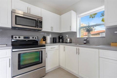 Casa en alquiler en Miami, Florida, 3 dormitorios, 115.94 m2 № 1864512 - foto 14