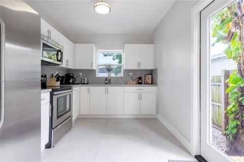Casa en alquiler en Miami, Florida, 3 dormitorios, 115.94 m2 № 1864512 - foto 12