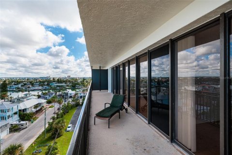 Condo in Treasure Island, Florida, 2 bedrooms  № 2353381 - photo 22
