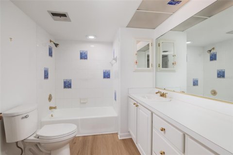 Condo in Treasure Island, Florida, 2 bedrooms  № 2353381 - photo 28
