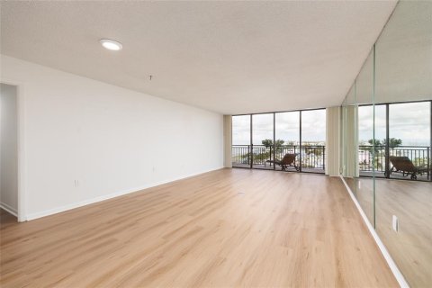 Condo in Treasure Island, Florida, 2 bedrooms  № 2353381 - photo 14