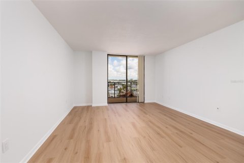 Condo in Treasure Island, Florida, 2 bedrooms  № 2353381 - photo 25