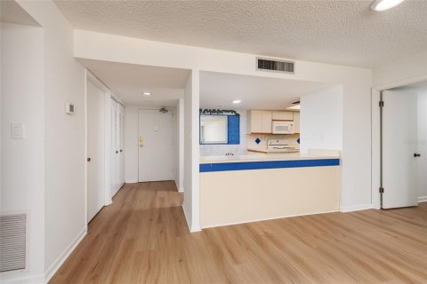 Condo in Treasure Island, Florida, 2 bedrooms  № 2353381 - photo 11