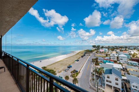 Condo in Treasure Island, Florida, 2 bedrooms  № 2353381 - photo 18