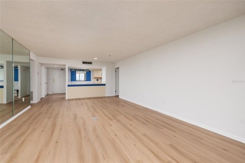 Condo in Treasure Island, Florida, 2 bedrooms  № 2353381 - photo 15
