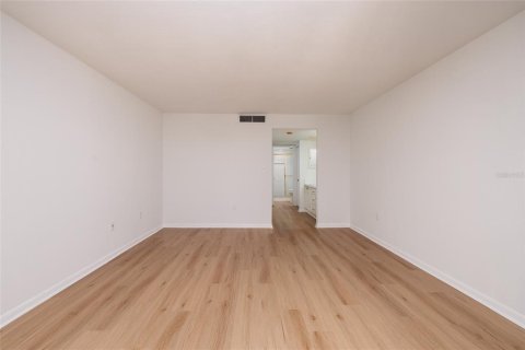 Condo in Treasure Island, Florida, 2 bedrooms  № 2353381 - photo 24