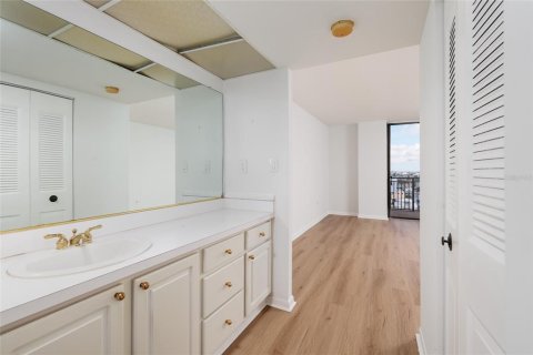 Condo in Treasure Island, Florida, 2 bedrooms  № 2353381 - photo 26