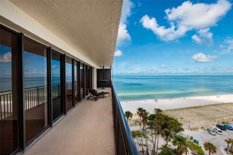 Condo in Treasure Island, Florida, 2 bedrooms  № 2353381 - photo 17
