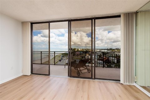 Condo in Treasure Island, Florida, 2 bedrooms  № 2353381 - photo 16