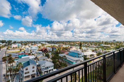 Condo in Treasure Island, Florida, 2 bedrooms  № 2353381 - photo 20