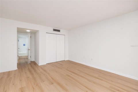 Condo in Treasure Island, Florida, 2 bedrooms  № 2353381 - photo 27