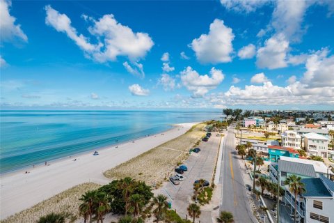 Condo in Treasure Island, Florida, 2 bedrooms  № 2353381 - photo 21