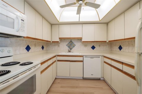 Condo in Treasure Island, Florida, 2 bedrooms  № 2353381 - photo 12
