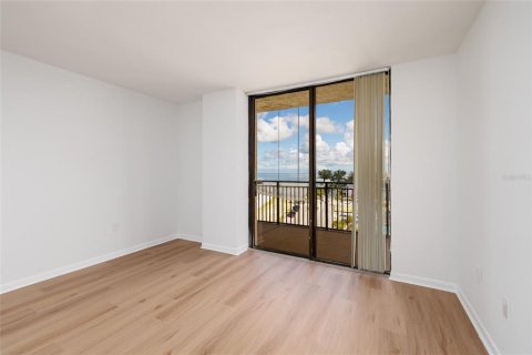 Condo in Treasure Island, Florida, 2 bedrooms  № 2353381 - photo 23