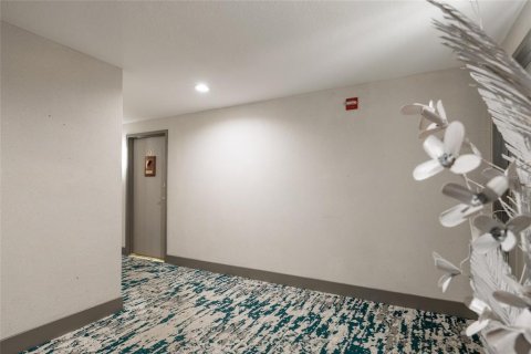Condo in Treasure Island, Florida, 2 bedrooms  № 2353381 - photo 4