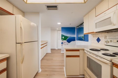 Condo in Treasure Island, Florida, 2 bedrooms  № 2353381 - photo 9