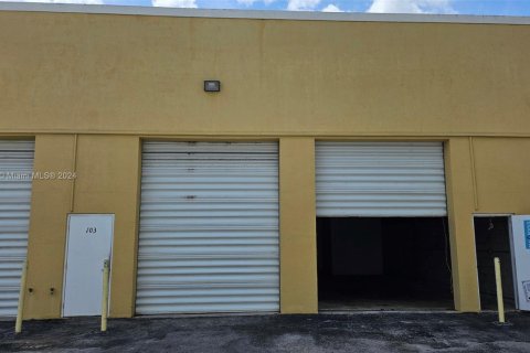 Propiedad comercial en alquiler en Miami, Florida № 1179735 - foto 1