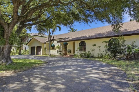 Casa en venta en Hialeah, Florida, 4 dormitorios, 303.79 m2 № 2185854 - foto 2