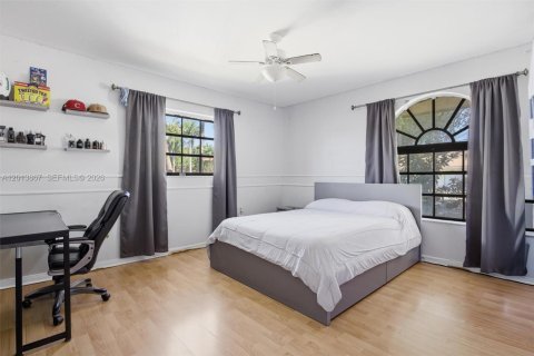 Casa en venta en Hialeah, Florida, 4 dormitorios, 303.79 m2 № 2185854 - foto 28