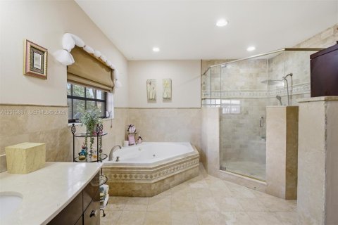 Casa en venta en Hialeah, Florida, 4 dormitorios, 303.79 m2 № 2185854 - foto 24