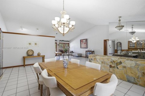 Casa en venta en Hialeah, Florida, 4 dormitorios, 303.79 m2 № 2185854 - foto 10