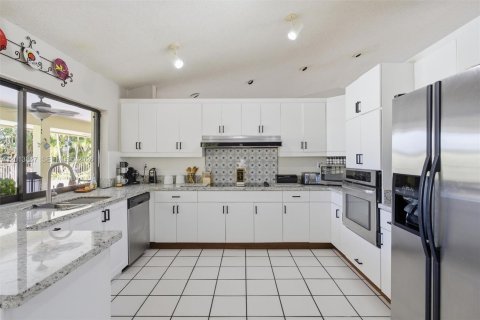 Casa en venta en Hialeah, Florida, 4 dormitorios, 303.79 m2 № 2185854 - foto 13