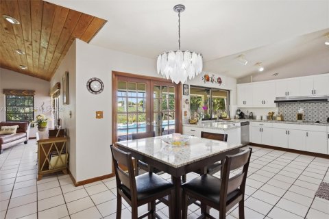 Casa en venta en Hialeah, Florida, 4 dormitorios, 303.79 m2 № 2185854 - foto 16