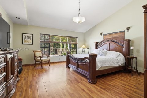 Casa en venta en Hialeah, Florida, 4 dormitorios, 303.79 m2 № 2185854 - foto 21