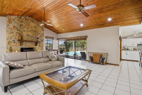 Casa en venta en Hialeah, Florida, 4 dormitorios, 303.79 m2 № 2185854 - foto 18