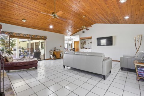 Casa en venta en Hialeah, Florida, 4 dormitorios, 303.79 m2 № 2185854 - foto 19