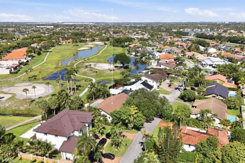 Casa en venta en Hialeah, Florida, 4 dormitorios, 303.79 m2 № 2185854 - foto 4