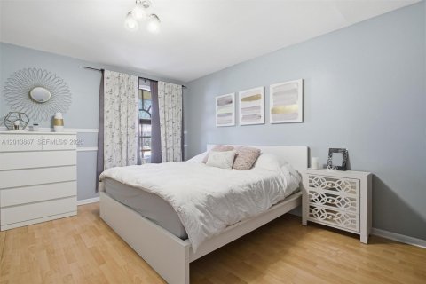 Casa en venta en Hialeah, Florida, 4 dormitorios, 303.79 m2 № 2185854 - foto 27