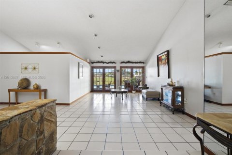 Casa en venta en Hialeah, Florida, 4 dormitorios, 303.79 m2 № 2185854 - foto 9