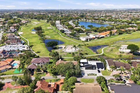 Casa en venta en Hialeah, Florida, 4 dormitorios, 303.79 m2 № 2185854 - foto 5