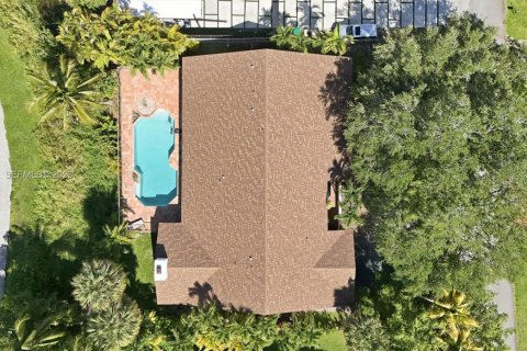 Casa en venta en Hialeah, Florida, 4 dormitorios, 303.79 m2 № 2185854 - foto 3