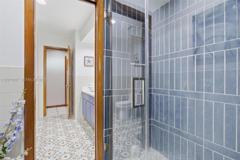 Casa en venta en Hialeah, Florida, 4 dormitorios, 303.79 m2 № 2185854 - foto 30