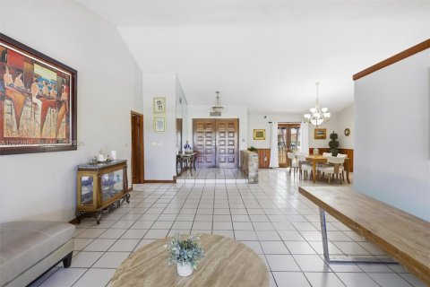 Casa en venta en Hialeah, Florida, 4 dormitorios, 303.79 m2 № 2185854 - foto 11