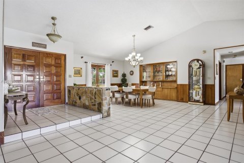 Casa en venta en Hialeah, Florida, 4 dormitorios, 303.79 m2 № 2185854 - foto 8