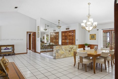 Casa en venta en Hialeah, Florida, 4 dormitorios, 303.79 m2 № 2185854 - foto 12