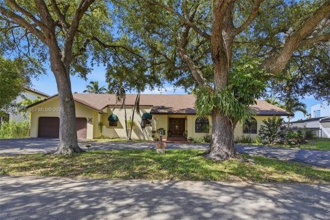 Casa en Hialeah, Florida 4 dormitorios, 303.79 m2 № 2185854