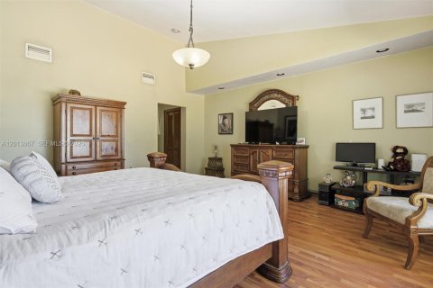 Casa en venta en Hialeah, Florida, 4 dormitorios, 303.79 m2 № 2185854 - foto 22
