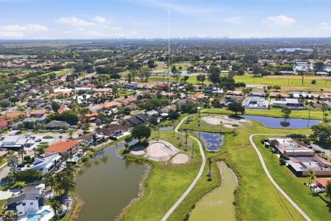 Casa en venta en Hialeah, Florida, 4 dormitorios, 303.79 m2 № 2185854 - foto 7