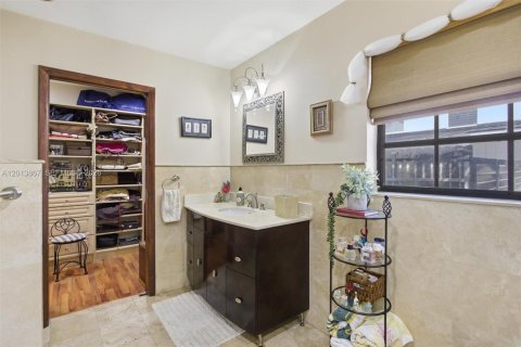 Casa en venta en Hialeah, Florida, 4 dormitorios, 303.79 m2 № 2185854 - foto 25