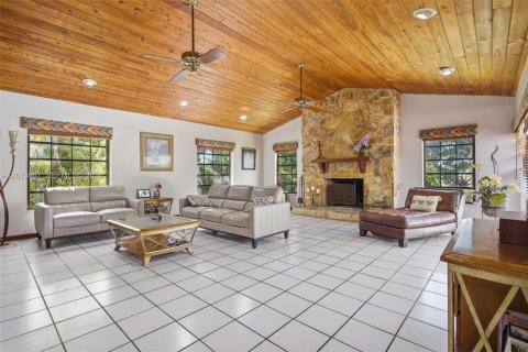 Casa en venta en Hialeah, Florida, 4 dormitorios, 303.79 m2 № 2185854 - foto 17