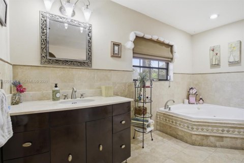 Casa en venta en Hialeah, Florida, 4 dormitorios, 303.79 m2 № 2185854 - foto 26