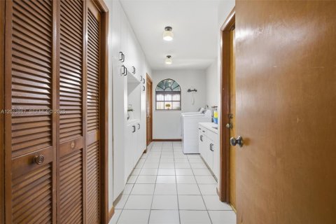 Casa en venta en Hialeah, Florida, 4 dormitorios, 303.79 m2 № 2185854 - foto 20