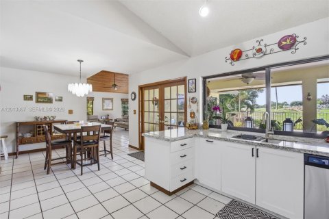Casa en venta en Hialeah, Florida, 4 dormitorios, 303.79 m2 № 2185854 - foto 15