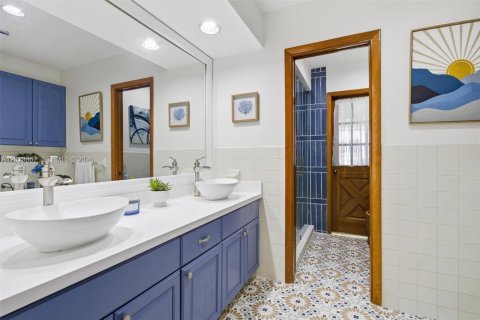 Casa en venta en Hialeah, Florida, 4 dormitorios, 303.79 m2 № 2185854 - foto 29