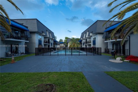 Condominio en venta en Hialeah, Florida, 3 dormitorios, 101.26 m2 № 2067230 - foto 2