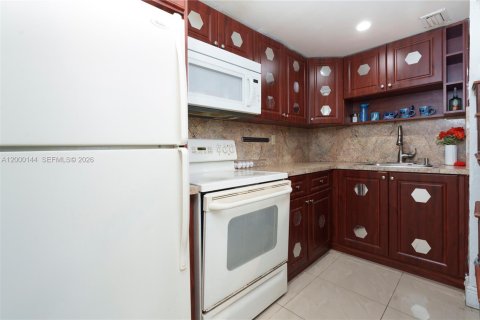 Condominio en venta en Hialeah, Florida, 3 dormitorios, 101.26 m2 № 2067230 - foto 5